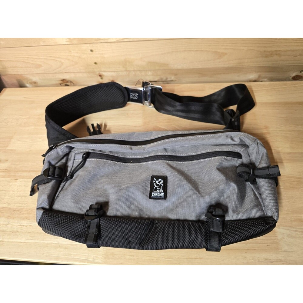 Chrome Industries Kadet Sling Messenger Bag 9L Black Silver